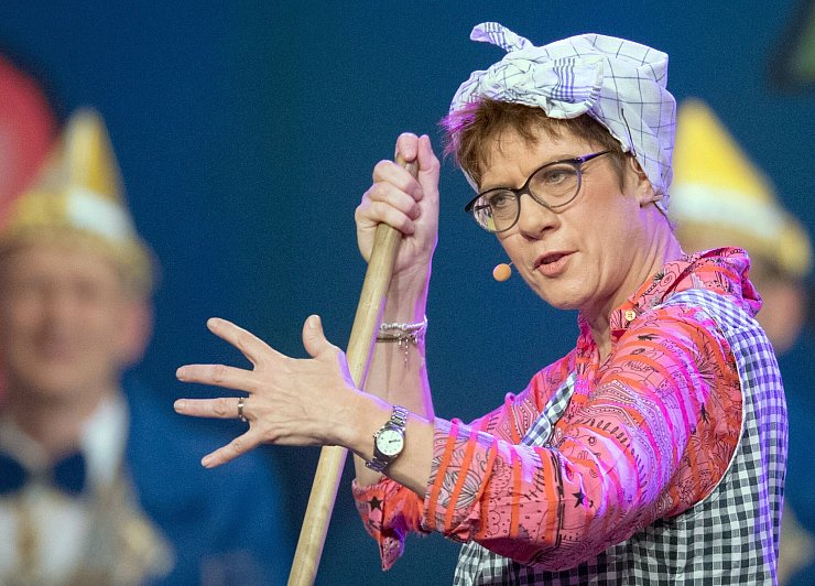 Die Politik bietet noch genug Stoff für Auftritte als Putzfrau Gretel im Karneval, meint Kramp-Karrenbauer, die die Rolle schon oft gespielt hat. (Archivbild) - © Boris Roessler/dpa