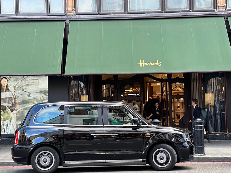 Bekamnnt wurde Al Fayed als Eigentümer des berühmten Kaufhauses Harrods. (Archivbild) - © Benedikt von Imhoff/dpa