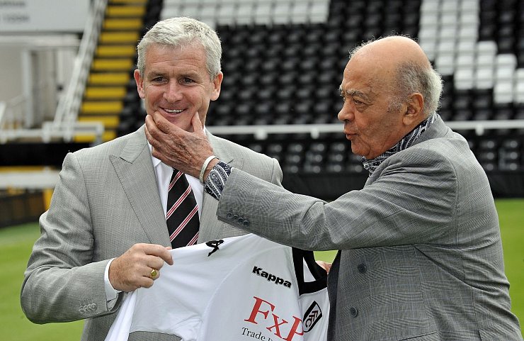 Al Fayed (r.) gehörte jahrelang der Londoner Fußballclub Fulham. (Archivbild) - © picture alliance / dpa