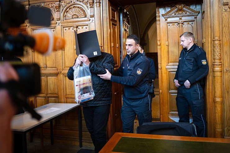 Vor dem Bremer Landgericht ist ein Ehepaar wegen versuchten Mordes auf einem Friedhof zu Freiheitsstrafen verurteilt worden. (Archivbild) - © Sina Schuldt/dpa