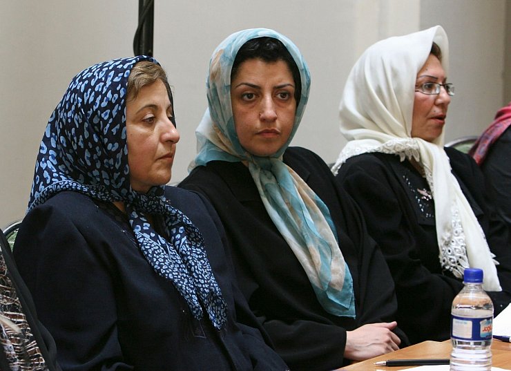 Narges Mohammadi (M.), Menschenrechtsaktivistin aus dem Iran, sitzt im August 2007 neben der iranischen Friedensnobelpreisträgerin Shirin Ebadi (l.). - © Vahid Salemi/AP/dpa