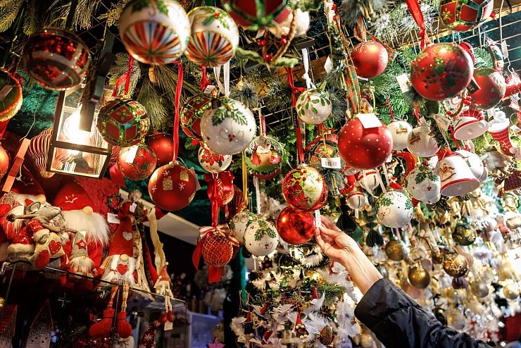 Auch Weihnachtsschmuck gibt es auf dem Christkindlesmarkt zu kaufen. - © Daniel Karmann/dpa