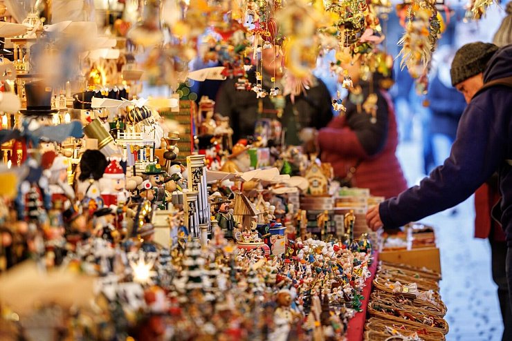 Der Markt gehört zu den ältesten Weihnachtsmärkten Deutschlands. - © Daniel Karmann/dpa