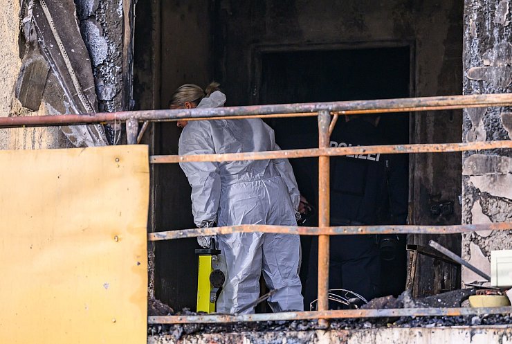 Spurensuche am Brandort: Ermittler wollen den Auslöser des verheerenden Feuers klären. - © Patrick Pleul/dpa