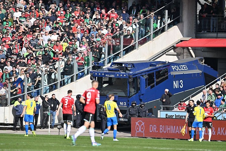 Ein Wasserwerfer der Polizei beim Derby in Hannover. - © Swen Pförtner/dpa