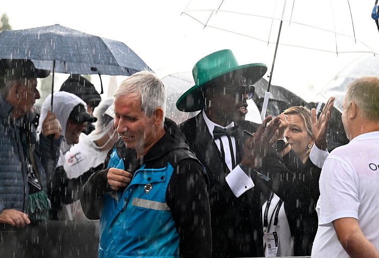 Große Namen wie Ex-Torjäger Mo Idrissou liefen auch bei strömendem Regen über den goldenen Teppich. - © Roberto Pfeil/dpa