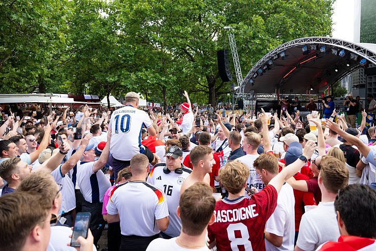Englands Fans stimmen sich in Berlin auf das EM-Finale ein. - &copy; Christophe Gateau/dpa
