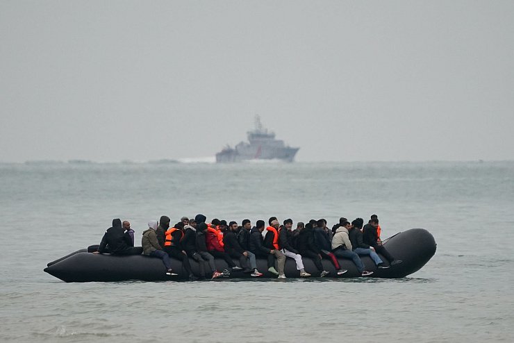 Mahmood geht es bei der Reform vor allem um Menschen, die mit kleinen Booten über den Ärmelkanal nach Großbritannien gelangen wollen. (Archivbild) - © Gareth Fuller/PA Wire/dpa