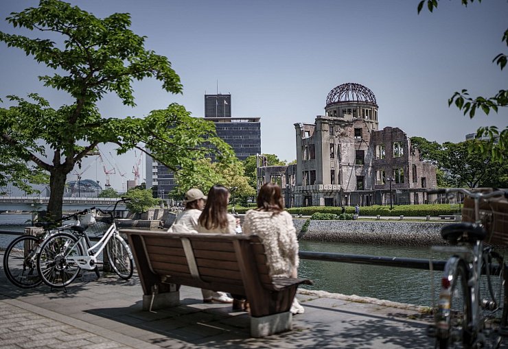 Als am 6. August 1945 die Atombombe in Hiroshima explodierte, blieb in der Gegend nur der Genbaku Dome stehen. Heute ist er das Hiroshima-Friedensdenkmal. (Archivfoto) - © Michael Kappeler/dpa