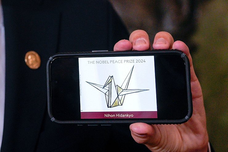 Das Logo der japanischen Organisation Nihon Hidankyo zeigt eine stilisierte Friedenstaube. - © Javad Parsa/NTB Scanpix/AP/dpa