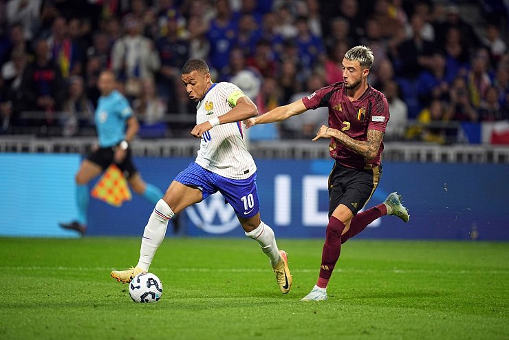 Kylian Mbappé (l) kehrt für die letzten beiden Nations-League-Spiele nicht in den Kader von Vizeweltmeister Frankreich zurück. - © Laurent Cipriani/AP/dpa