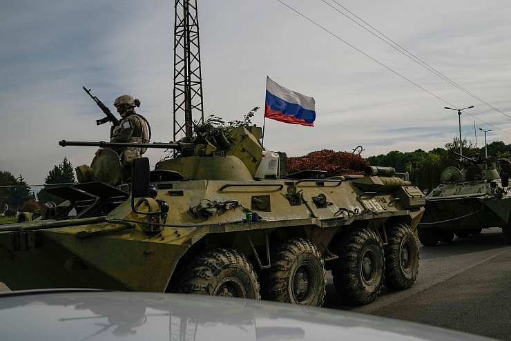 Laut Berichten zieht Russland Militär auf seinen Stützpunkten in Syrien zusammen. (Archivbild) - © Leo Correa/AP/dpa
