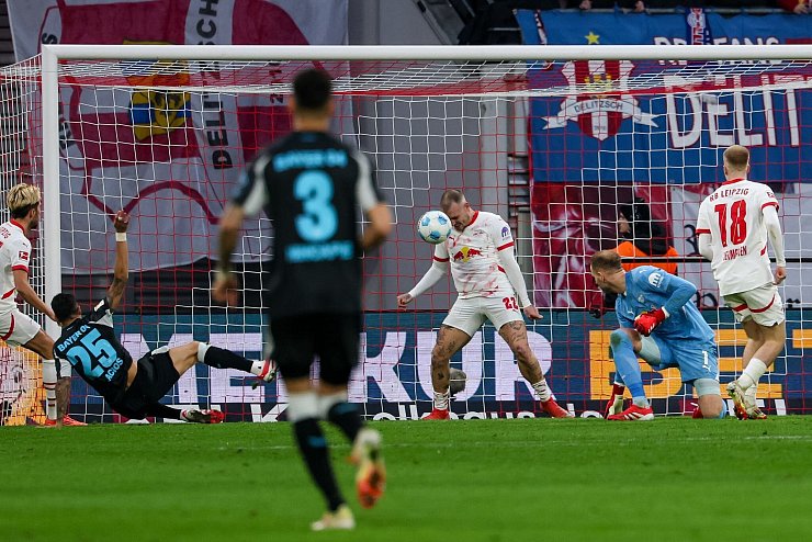 Auf der Linie: David Raum blockt den Schuss von Exequiel Palacios und verhindert das 3:1 für Bayer. - © Jan Woitas/dpa