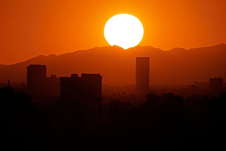 Arizona gehört zu den Swing States, die bei Demokraten und Republikanern besonders hart umkämpft sind. (Archivbild) - © Charlie Riedel/AP/dpa
