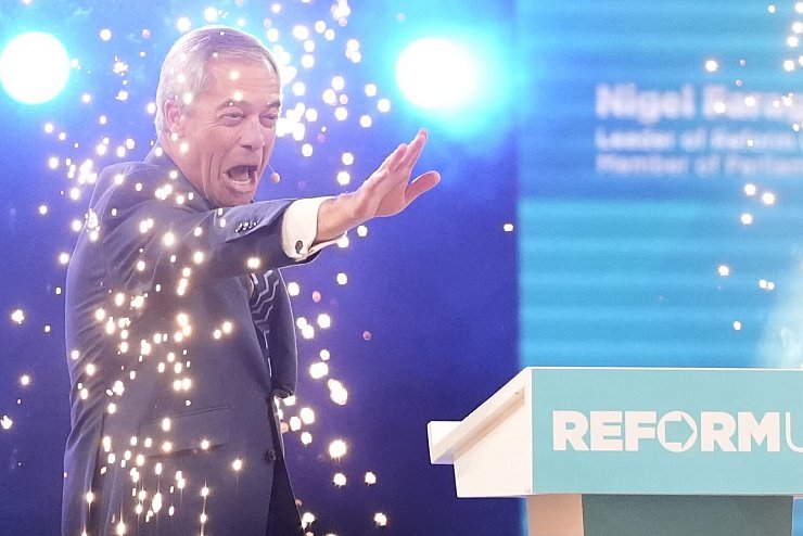 Nigel Farage lässt sich nach dem Rayner-Rücktritt feiern. - © Jacob King/PA Wire/dpa