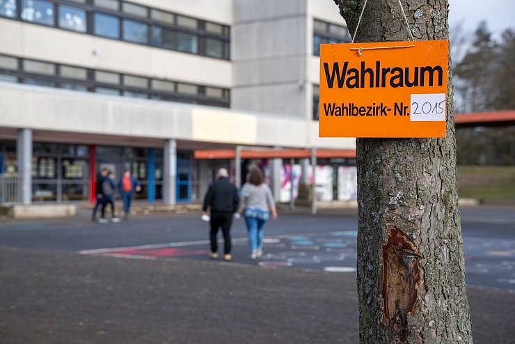 In mehr als 5.000 Wahllokalen in Rheinland-Pfalz konnte die Stimme abgegeben werden. - © Harald Tittel/dpa
