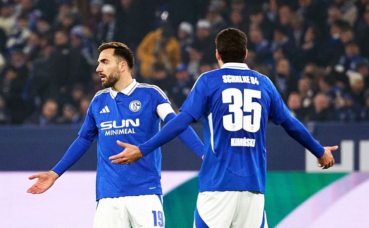 Ein Bild mit Symbolcharakter: Schalke-Kapitän Kenan Karaman (l) und Marcin Kaminski gestikulieren - © Bernd Thissen/dpa
