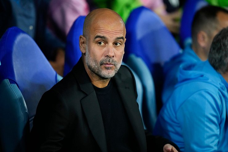 Der ehemalige Bayern-Trainer Pep Guardiola musste sich von seinem ehemaligen Mitspieler Luca Toni einigen Spott gefallen lassen. - © Petr Josek/AP/dpa