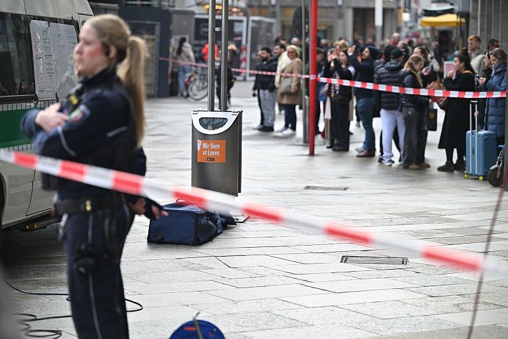 Normalerweise ist die Domplatte einer der wuseligsten Orte in Köln - am Freitag wurde sie gesperrt. - © Henning Kaiser/dpa