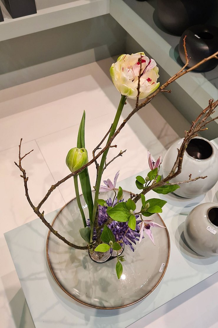 Im Ikebana-Stil: Besucher der Messe Ambiente 2025 konnten solche Blumenarrangements an vielen Ecken sehen - etwa am Stand von ASA. - © Isabelle Modler/dpa-tmn
