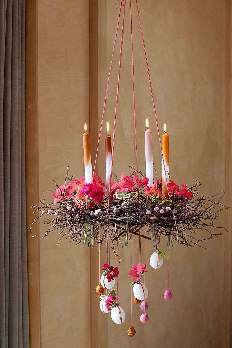 Mit Kerzen, Blüten und Weidenzweigen: Ein Kronleuchter aus Metall lässt sich in einen hängenden Osterschmuck für die Festtafel verwandeln. - © Mette Krull/Pelargonium for Europe/dpa-tmn