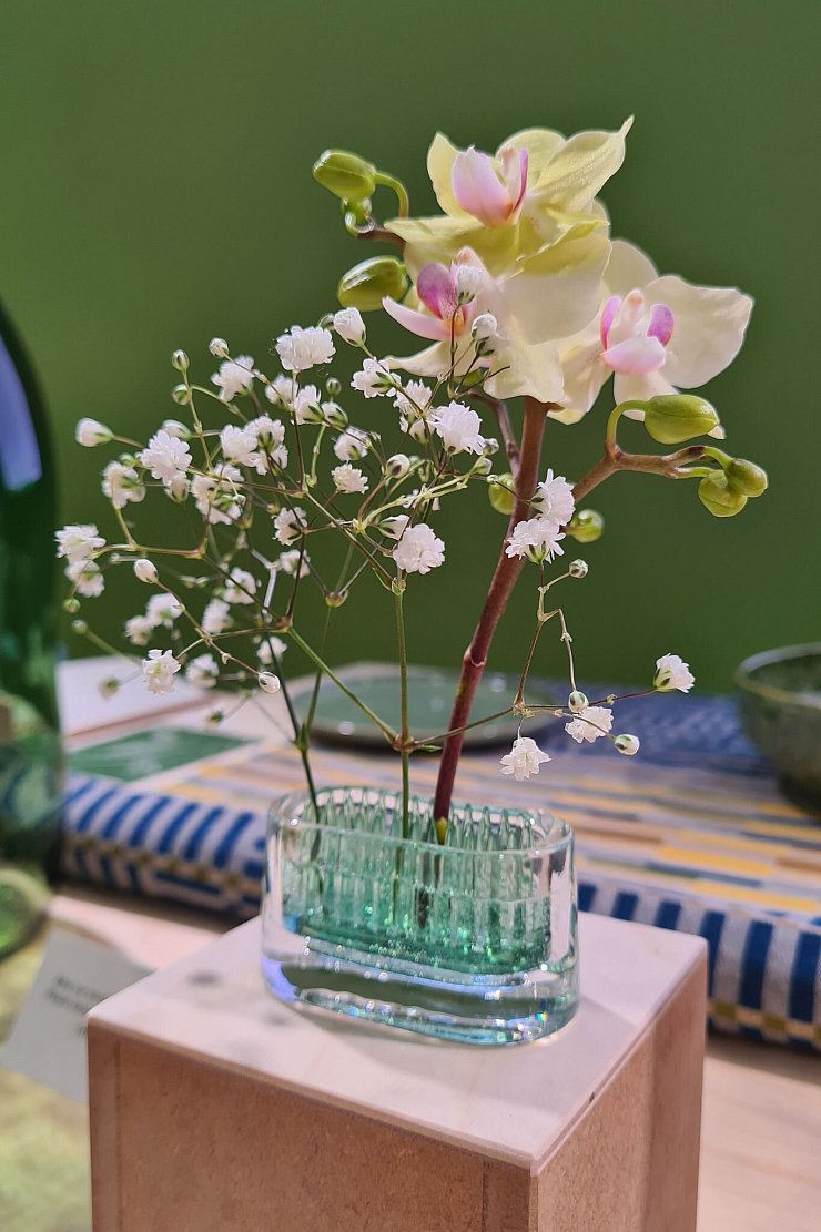 Japanische Blumenarrangements sind weiter angesagt: Die Vase von H Concept war bei der Trendshow des Designbüro Bora.Herke.Palmisano auf der Ambiente 2025 zu sehen. - © Isabelle Modler/dpa-tmn