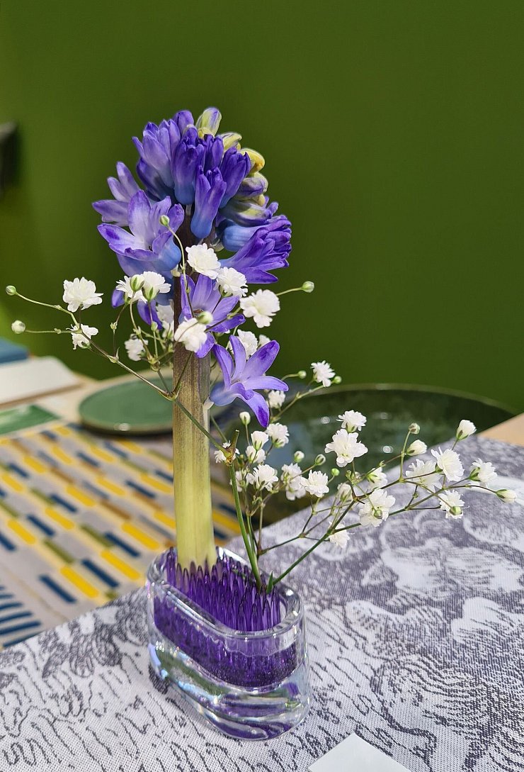 Der Fokus liegt auf einzelnen Blüten: Vase von H Concept, gesehen bei der Trendschau auf der Messe Ambiente 2025. - © Isabelle Modler/dpa-tmn