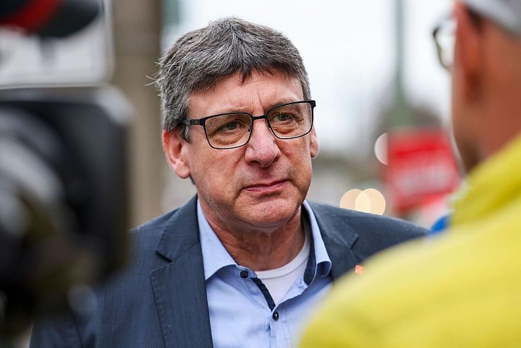 IG-Metall-Bezirksleiter Knut Giesler: «Gerade die mittelständische Industrie hängt von dem Stahl ab». - © Christoph Reichwein/dpa