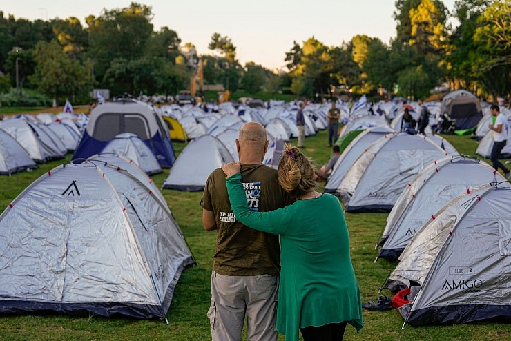 Gegner der Reform campieren vor dem israelischen Parlament in Jerusalem. - © Ohad Zwigenberg/AP/dpa