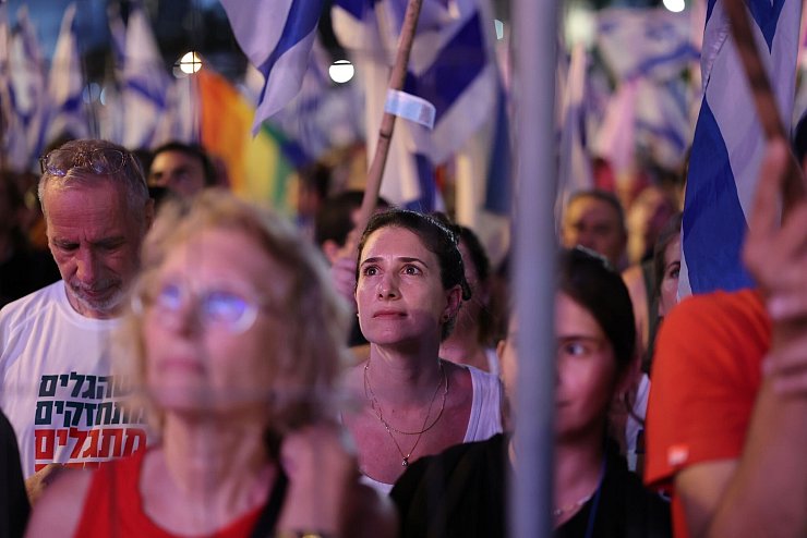 Menschen demonstrieren in Tel Aviv gegen die Pläne der Regierung von Ministerpräsident Netanjahu. - © Ilia Yefimovich/dpa
