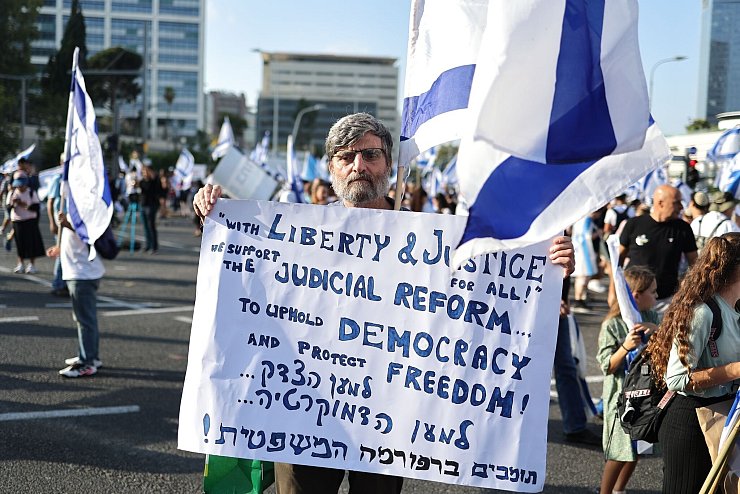 Dieser Demonstrant in Tel Aviv gehört zu den Unterstützern des Gesetzesvorhabens. - © Ilia Yefimovich/dpa