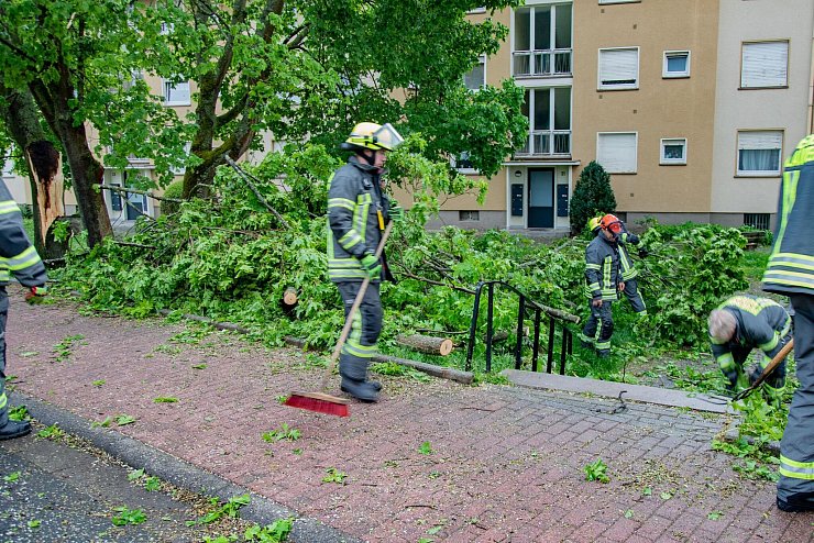 In Lauterbach waren die Einsatzkräfte nach dem Unwetter gefordert. - © Kec/Fuldamedia /dpa