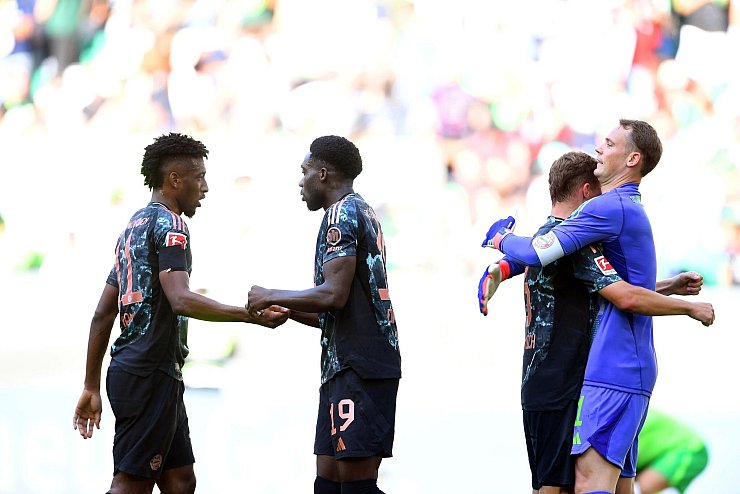 Um Bayern-Stürmer Kingsley Coman (l) gibt es kurz vor Schluss der Transferperiode neue Spekulationen. - © Swen Pförtner/dpa
