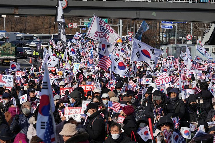 Tausende Anhänger Yoons demonstrierten seit dem Neujahrstag gegen den Festnahme-Befehl. - © Lee Jin-man/AP/dpa