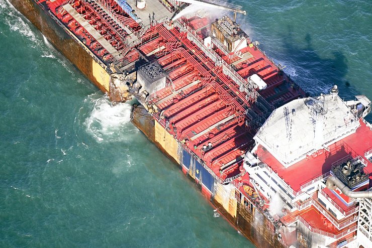 An der «Stena Immaculate» sind deutliche Schäden zu erkennen. - © Danny Lawson/PA Wire/dpa