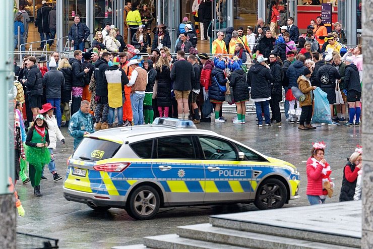 Die Polizei wird an Bahnhöfen in NRW über die Karnevalstage verstärkt Kontrollen durchführen. (Symbolbild) - © Henning Kaiser/dpa