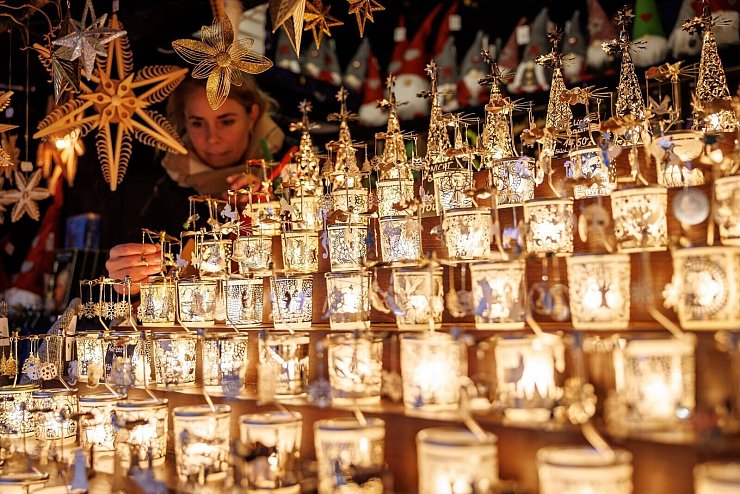 Weihnachtsschmuck leuchtet bei der Eröffnung des Nürnberger Christkindlesmarkts. - © Daniel Karmann/dpa