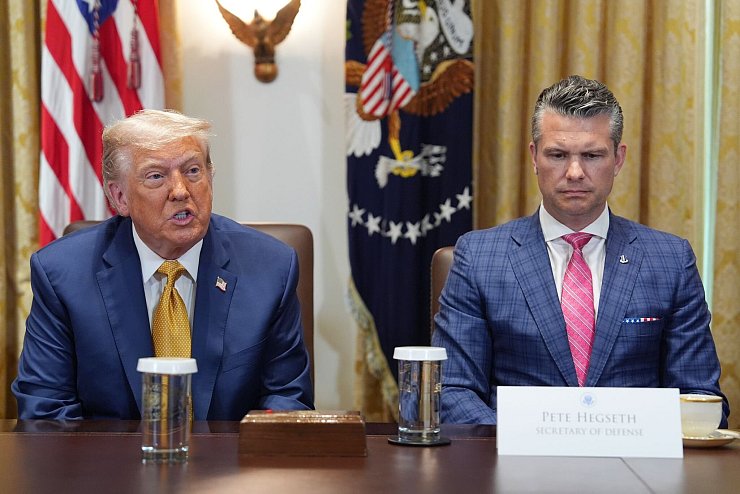 Verteidigungsminister Hegseth soll einem CNN-Bericht zufolge das Weiße Haus nicht über den teilweisen Lieferstopp an die Ukraine informiert haben. - © Evan Vucci/AP/dpa