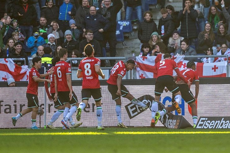 Hannover 96 jubelt über die Tabellenführung in der 2. Bundesliga. - © David Inderlied/dpa