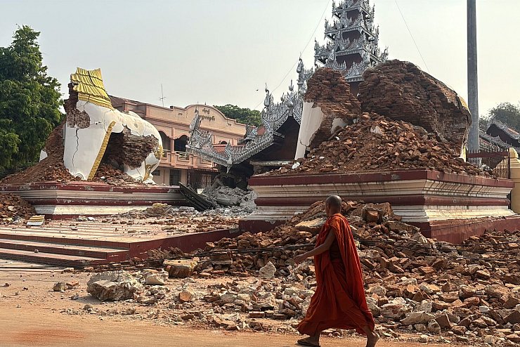 Auch in Mandalay stürzten religiöse Gebäude ein. - © Thein Zaw/AP/dpa