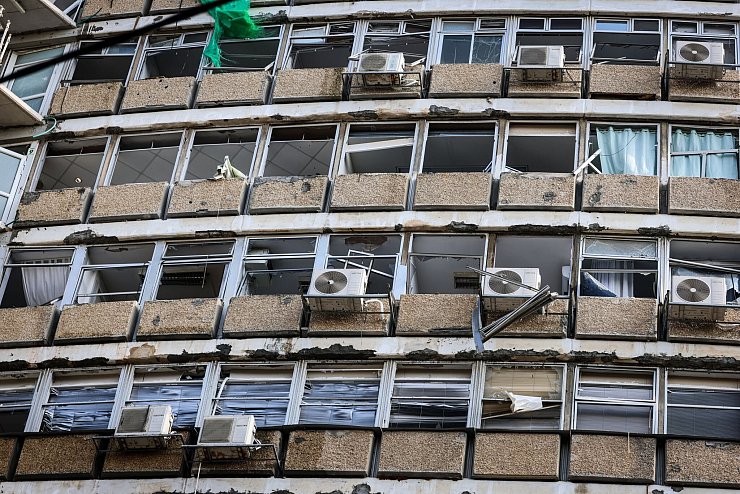 Auch Häuser in der Umgebung wurden durch die heftige Explosion beschädigt. - © Ilia Yefimovich/dpa