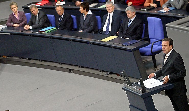 Bundeskanzler Gerhard Schröder stellte die Vertrauensfrage gleich zweimal - wie hier 2005. - © Wolfgang Kumm/dpa