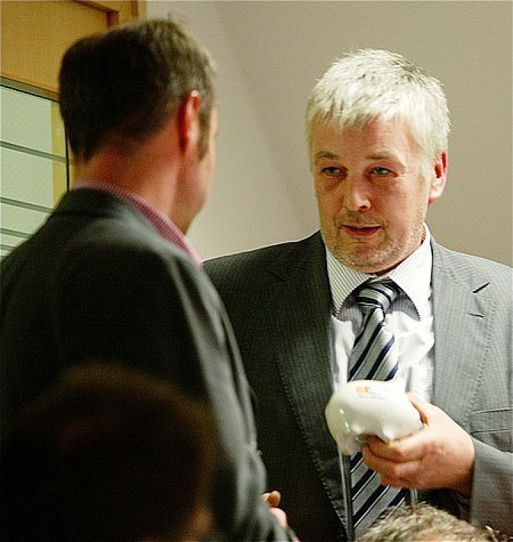 CDU-Fraktionschef Thomas Ortmeier überreicht dem Kämmerer ein Sparschwein. - © Foto: Scherzer