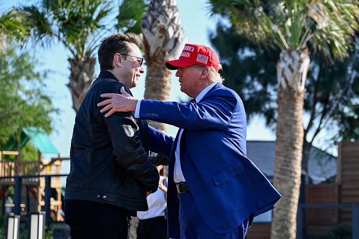 Elon Musk soll Trump helfen, Behördenausgaben zu kürzen. - © Brandon Bell/Pool Getty Images North America/AP/dpa