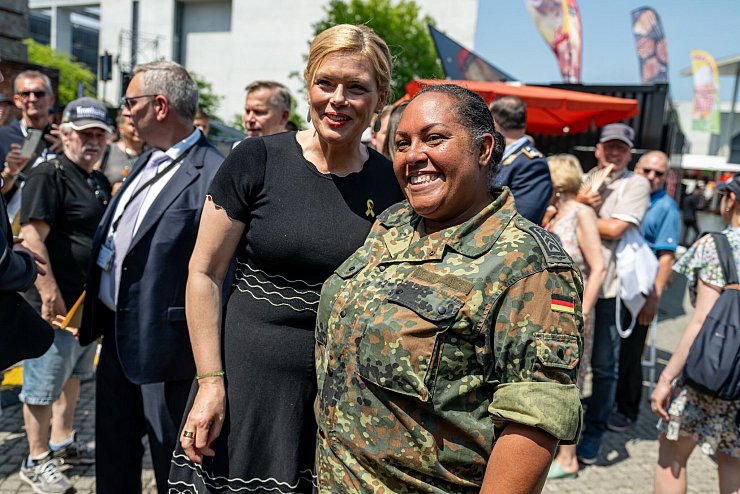Bundestagspräsidentin Klöckner posiert für ein Foto mit einer Veteranin. - © Fabian Sommer/dpa