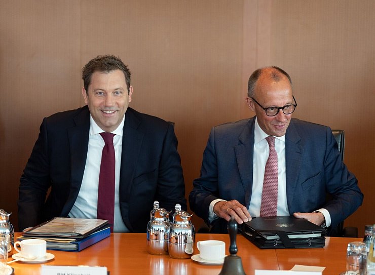 «Jede und jeder in der Regierung wird sparen müssen», sagt Finanzminister Klingbeil. - © Soeren Stache/dpa