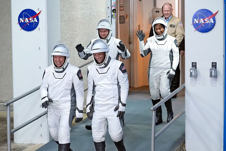 Die vier Raumfahrer der "Crew 8" haben sich vor mehr als 230 Tagen auf den Weg zur Startrampe 39-A im Kennedy Space Center in Cape Canaveral gemacht. Am Freitag sollen sie auf die Erde zurückkehren. (Archivbild) - © John Raoux/AP/dpa