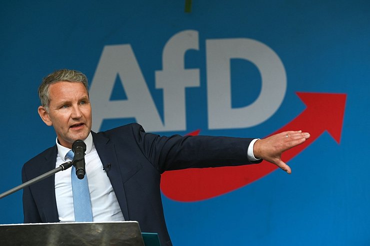 In Thüringen ist die AfD unter Partei- und Fraktionschef Björn Höcke vom Verfassungsschutz als erwiesen rechtsextrem eingestuft. - © Heiko Rebsch/dpa