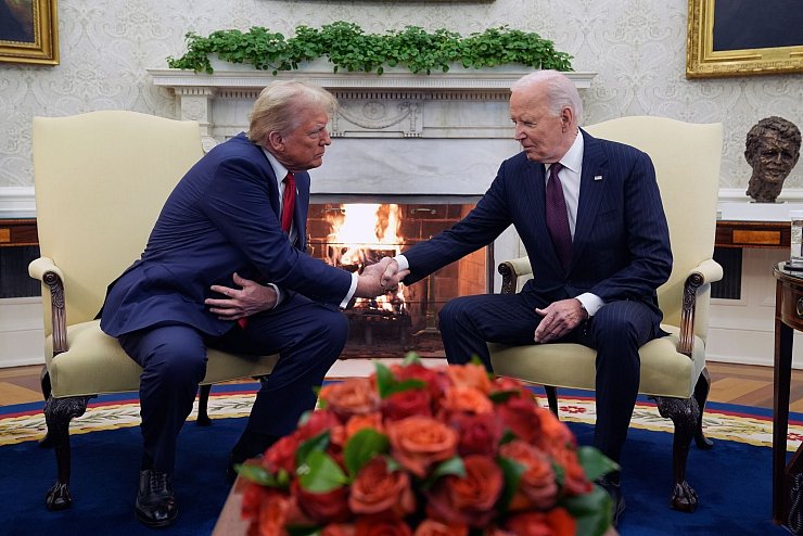 Dass der 82-Jährige die Amtsgeschäfte ausgerechnet an den Republikaner Donald Trump übergeben muss, ist für ihn besonders bitter. (Archivbild) - © Evan Vucci/AP/dpa
