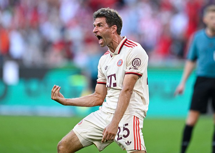 Bayerns Rekordspieler Thomas Müller bejubelt sein Tor gegen Freiburg. - © Sven Hoppe/dpa